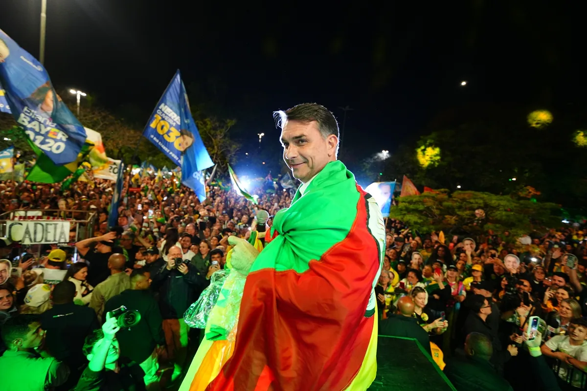 No que Flávio Bolsonaro quer que acreditemos, vejam só...