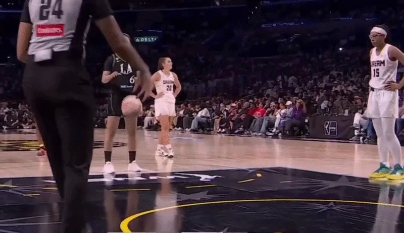 Brinquedo sexual é arremessado em quadra durante jogo da WNBA