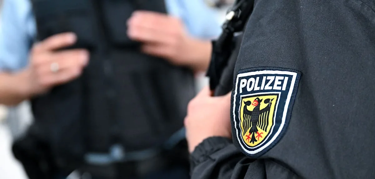 Ohne Ticket im Zug – 32-Jähriger wirft Rucksack gegen Zugbegleiter