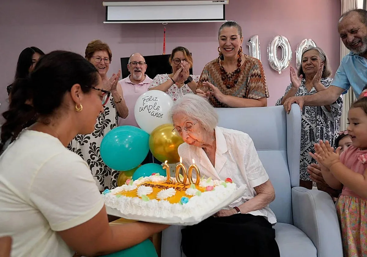 Córdoba celebra los 100 años de vida de la vecina Ana López dentro del programa 'Cordobeses Centenarios'
