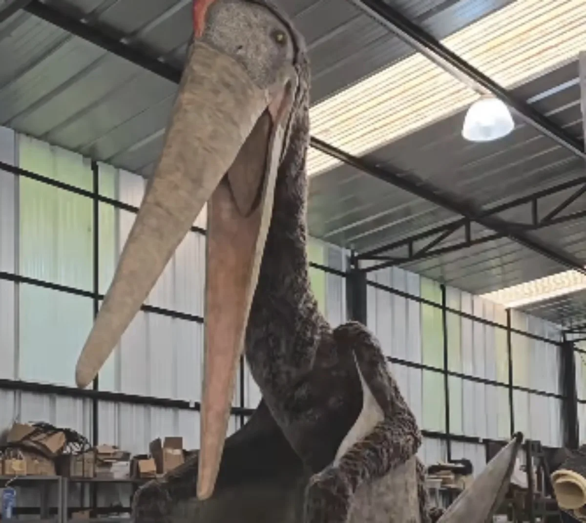 Artista surpreende ao recriar animal primitivo em animatrônico realista