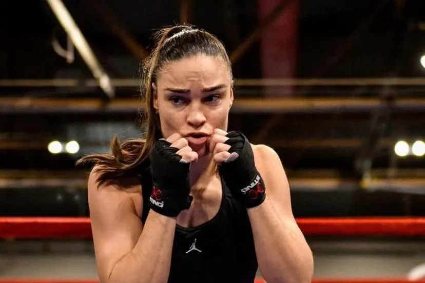 Caroline Veyre perd son titre mondial WBC des super-plume par disqualification
