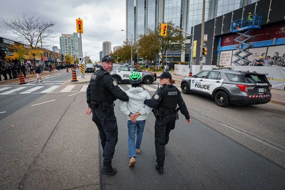 Cyclists attempt to block Toronto bike lane removals for second day, one arrested