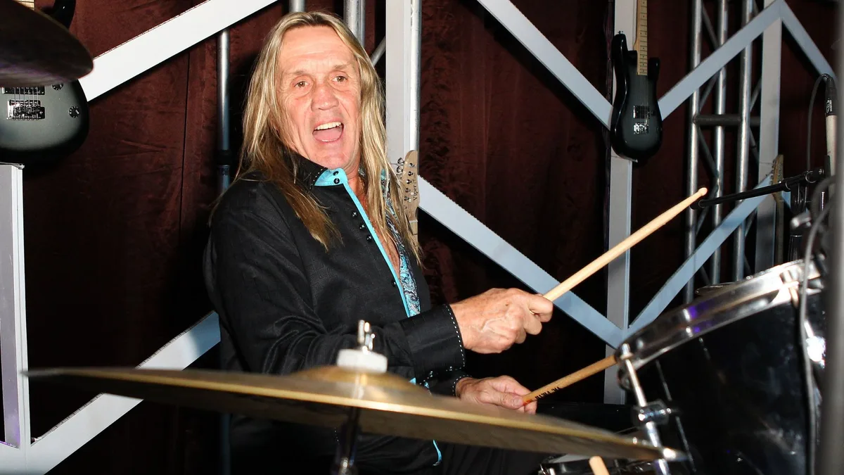 Nicko McBrain relembra quando conheceu Ozzy Osbourne: ‘salvou minha vida’