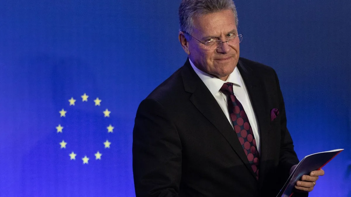 Bruselas asegura que China se abre a recortar un 50% la exportación de coches híbridos