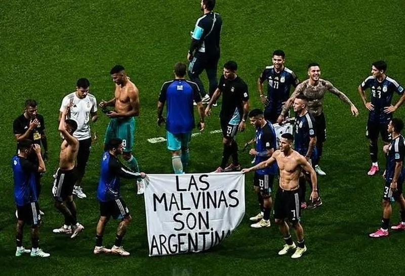 FIFA pune Argentina por faixa sobre Malvinas e racismo da torcida na Copa