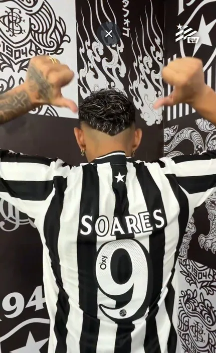 Tiquinho Soares recebe a camisa 9 de Danilo Pereira na volta ao Botafogo
