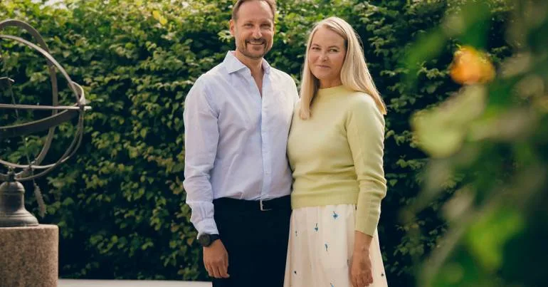 Príncipes Haakon e Mette-Marit celebram 25 anos de casamento