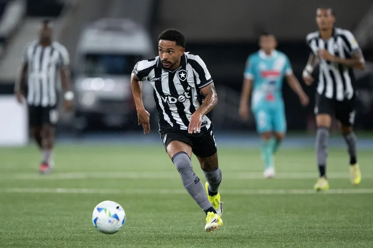 Vitinho entra na mira de clubes europeus, mas Botafogo só aceita venda em definitivo
