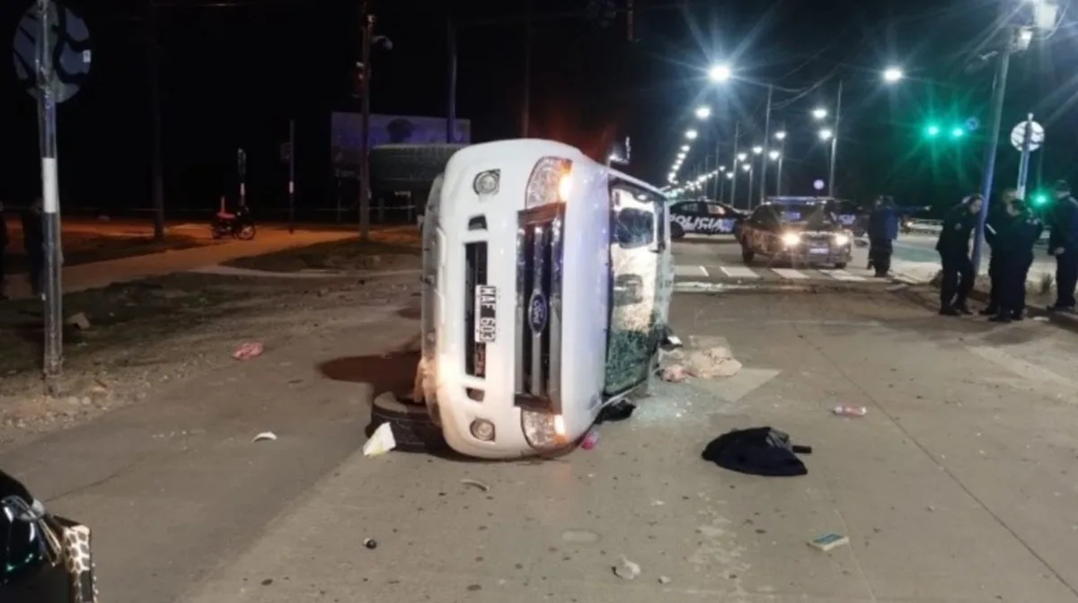 Persecución en Santa Fe: cuatro ladrones robaron un mercado, volcaron tras chocar con un patrullero y terminaron detenidos