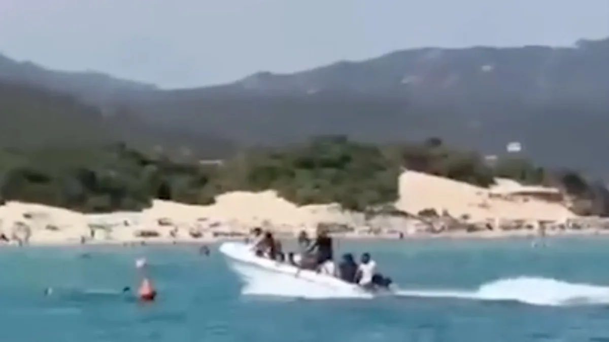 Horror am Urlaubsstrand - Flüchtlingsboot überfährt Schwimmerin (17)