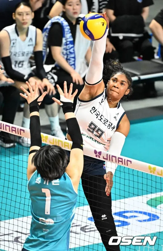 ‘챔피언결정전 패배 설욕했다’ 한국도로공사, KOVO 첫 경기 GS칼텍스 3-1 격파…모마 25득점 활약