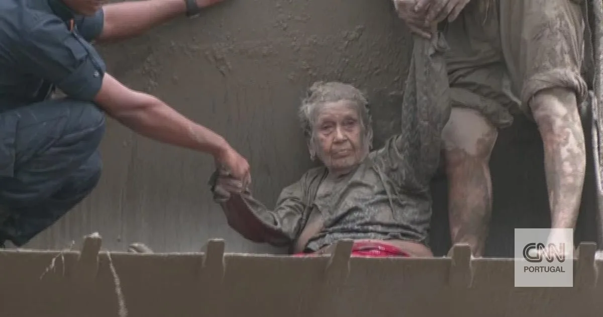 Resgate na tragédia: esta é uma das imagens da enxurrada no Nepal