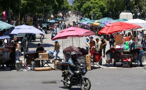 Ambulantes de la Alameda bloquean Eje Central y Av. Juárez para exigir espacios; "no hay capacidad", dice Segob CDMX