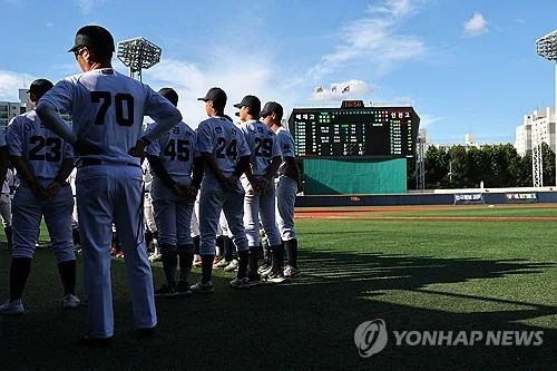 "스타벅스 가야지" 선창한 배재고 학생 2명 선수생활 접기로