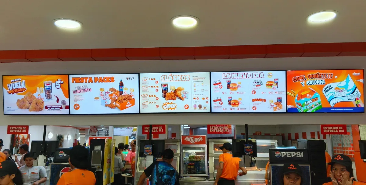 Cadena de pollo frito prevé triplicar número de restaurantes con inversiones en 2027