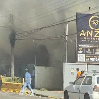 Incêndio em duas casas fecha trecho de rua e mobiliza bombeiros na Vila Glória