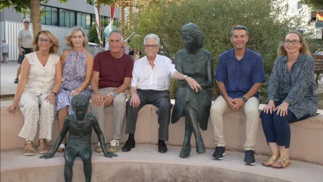 Estátuas inauguradas em Tarragona permitem que homem volte a abraçar mãe