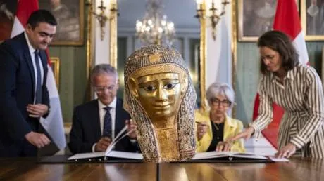 Switzerland returns ancient golden mask to Egypt (PHOTOS)