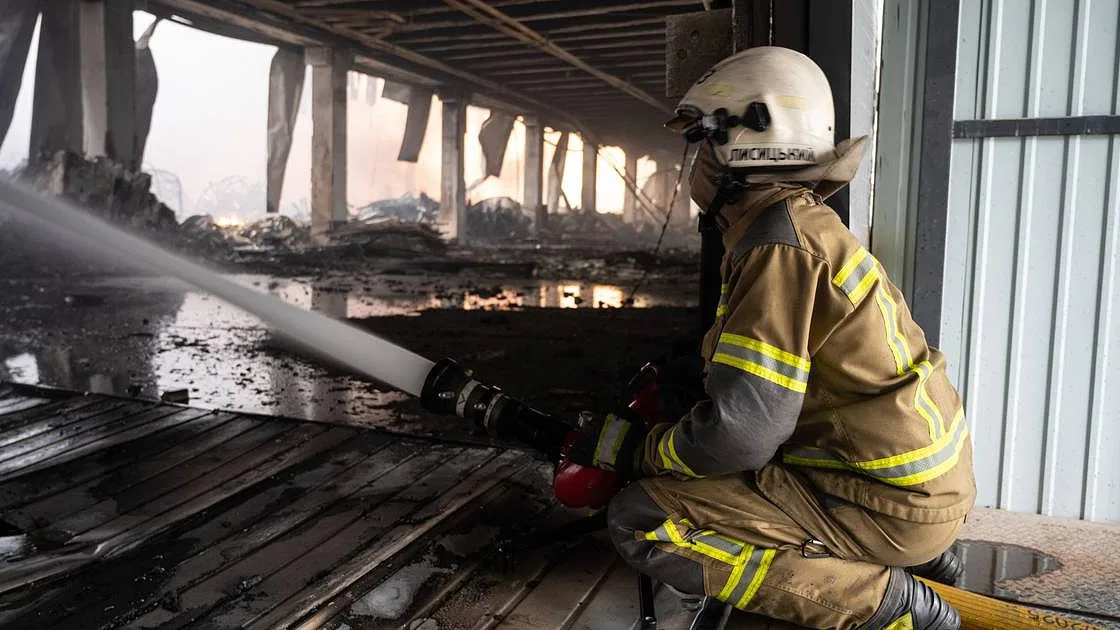 Ataque com drone russo a depósito de explosivos ucraniano provoca incêndio e explosões e obriga à retirada de 200 pessoas