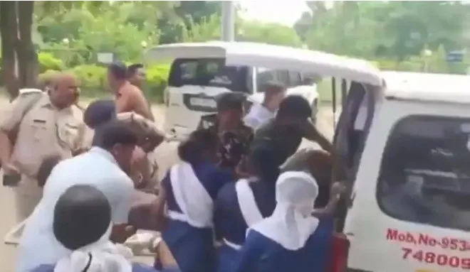 Al menos siete muertos deja una estampida en un templo en el norte de la India