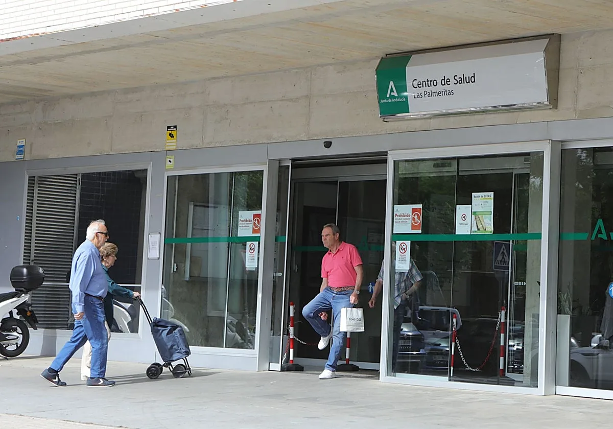 Sevilla amplía el tiempo de los semáforos junto a los centros sanitarios para reducir accidentes y atropellos