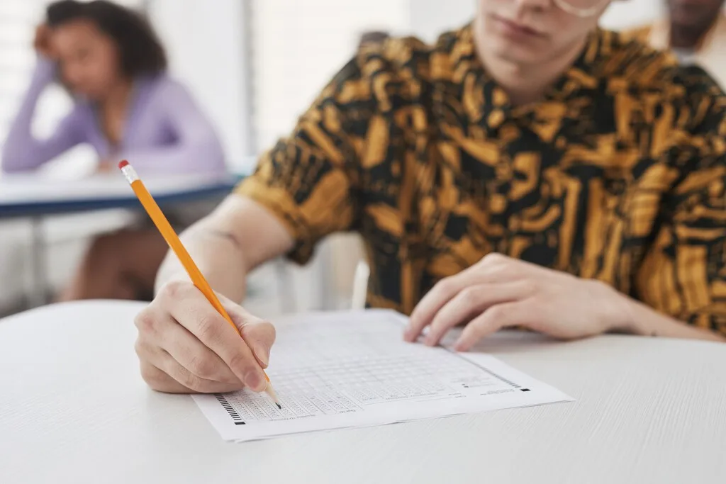La UNAM repitió el examen y los aciertos se desplomaron: Derecho pasó de 105 a 40