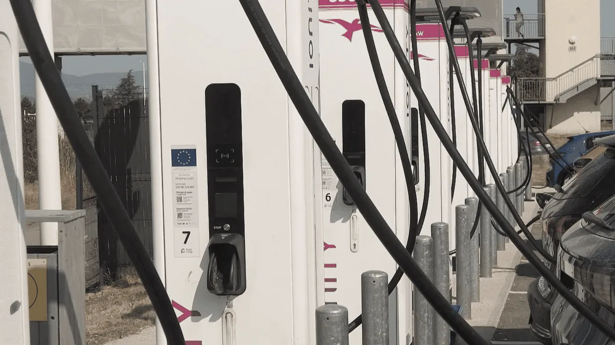 "On perd tous un temps fou" : sur les aires d'autoroutes, les bornes de recharge prises d'assaut par les voitures électriques