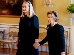 Historischer Augenblick: Die Königinnen Sonja und Mette-Marit trauern Hand in Hand