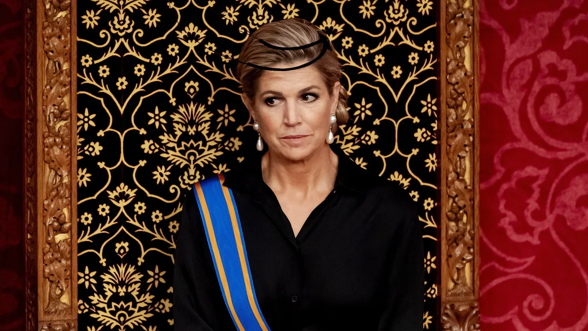 La reina Máxima de Holanda firma su look más discreto en el Prinsjesdag 2026: blusa negra, su falda blanca favorita y un tocado sobrio