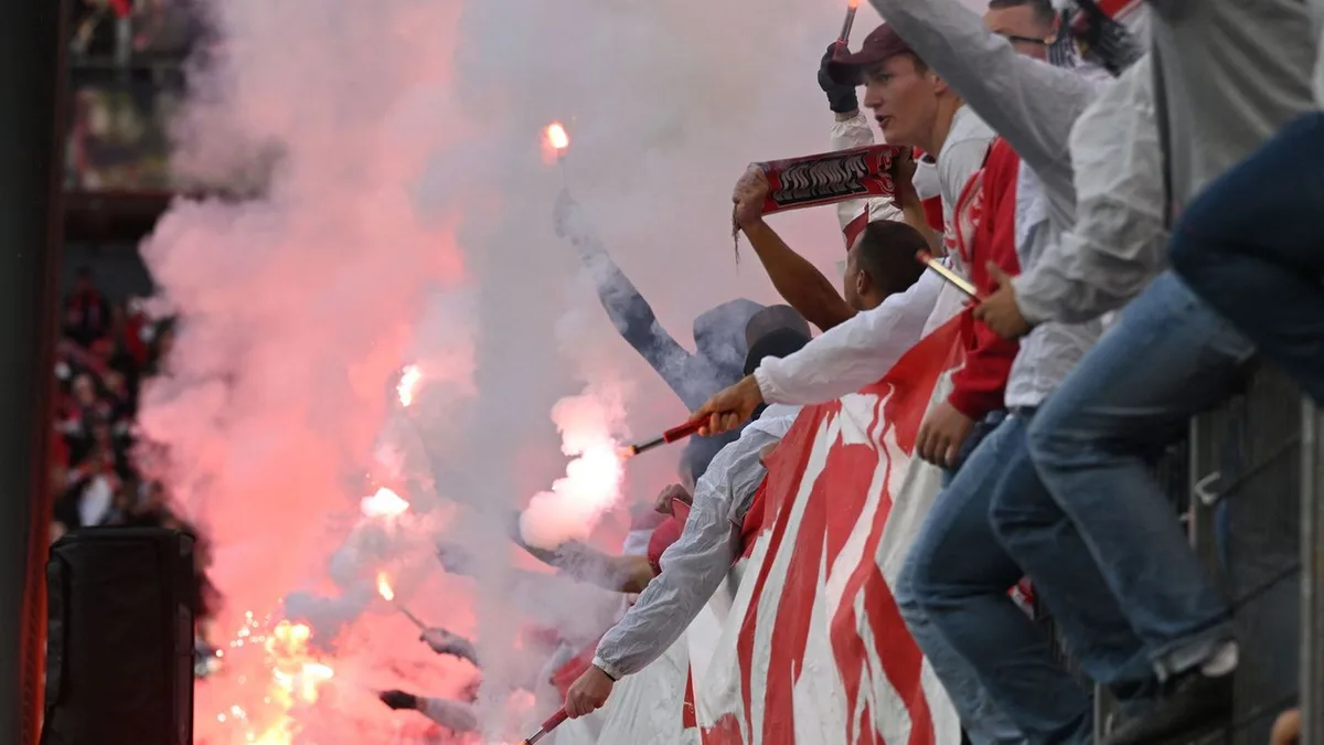 Fußball-Bundesliga: Böller und Raketen: Derby in Köln kurz unterbrochen