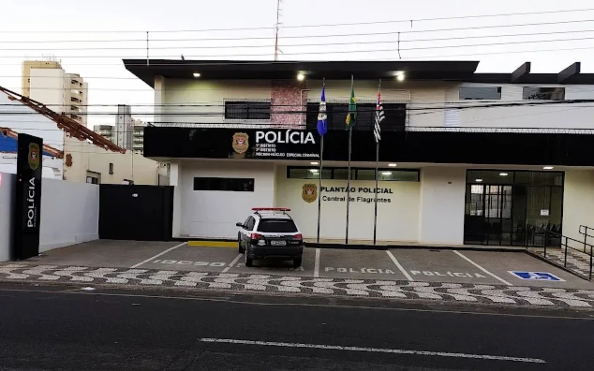 Mãe e padrasto são presos suspeitos de envolvimento no estupro de jovem