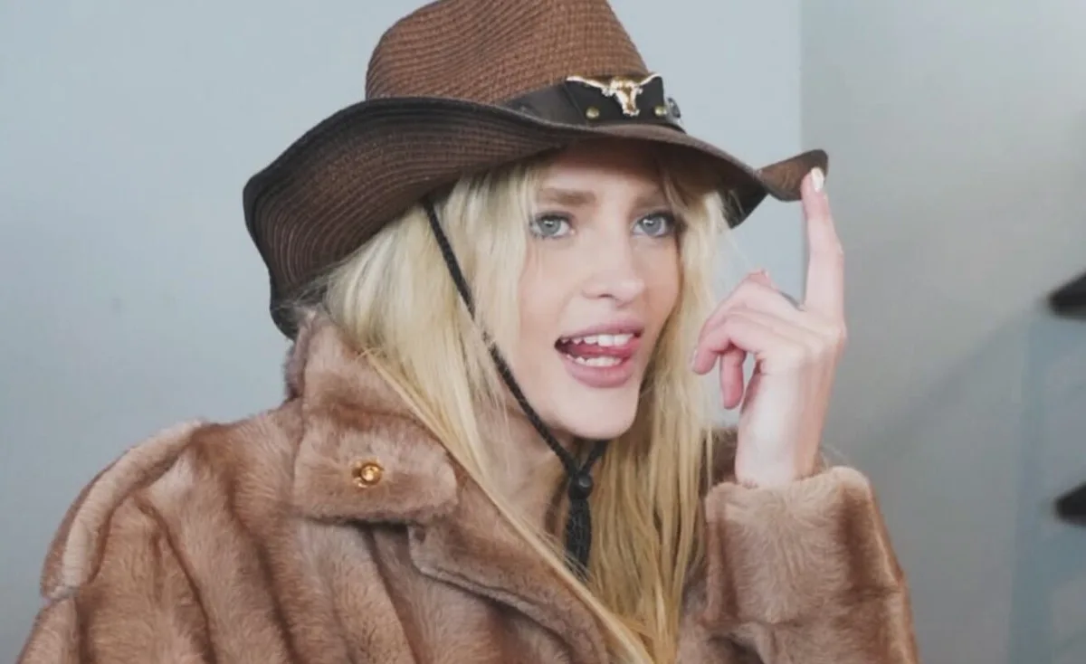La escapada de Marta Fort y su novio a Mendoza tras oficializar el romance: guerra de bolas de nieve y look cowboy