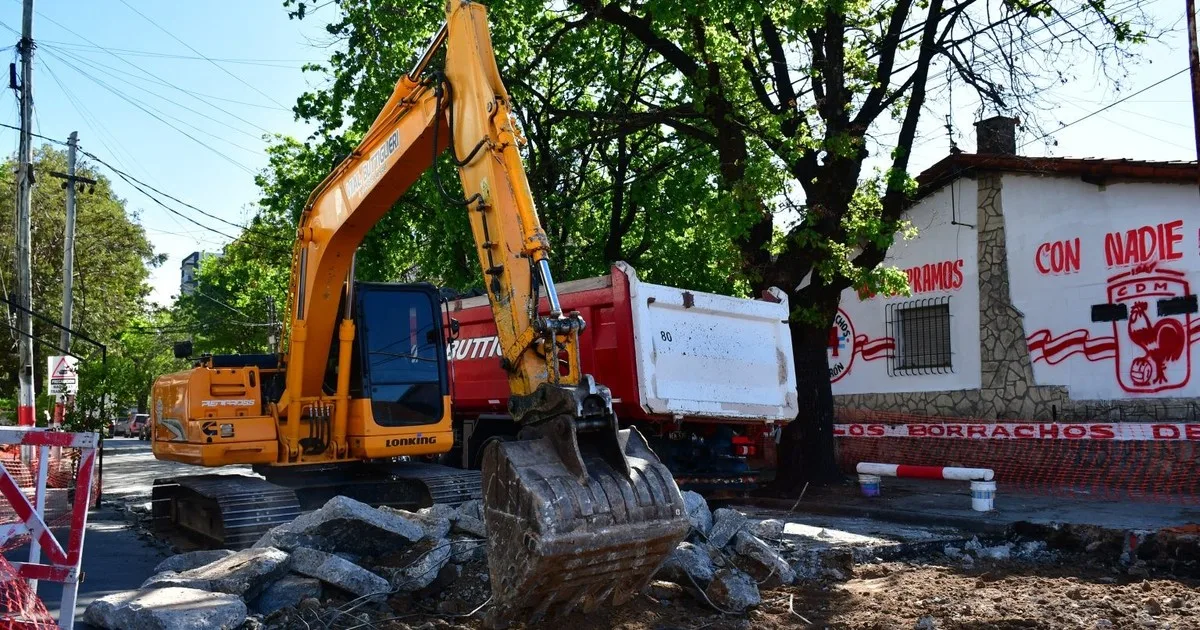 Repavimentan 25 de Mayo, la calle que atraviesa el centro comercial de Morón