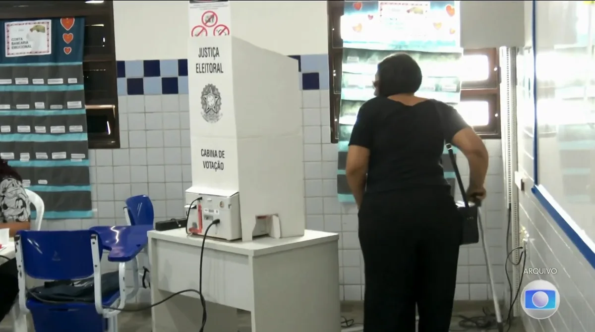 Eleitores com deficiência ou mobilidade reduzida podem solicitar transporte para votar; prazo se encerra nesta segunda