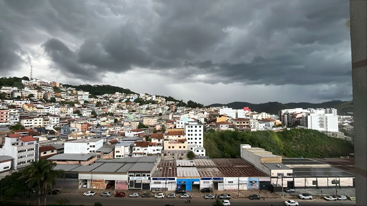 Área de baixa pressão mantém tempo nublado e com grande amplitude térmica em Juiz de Fora