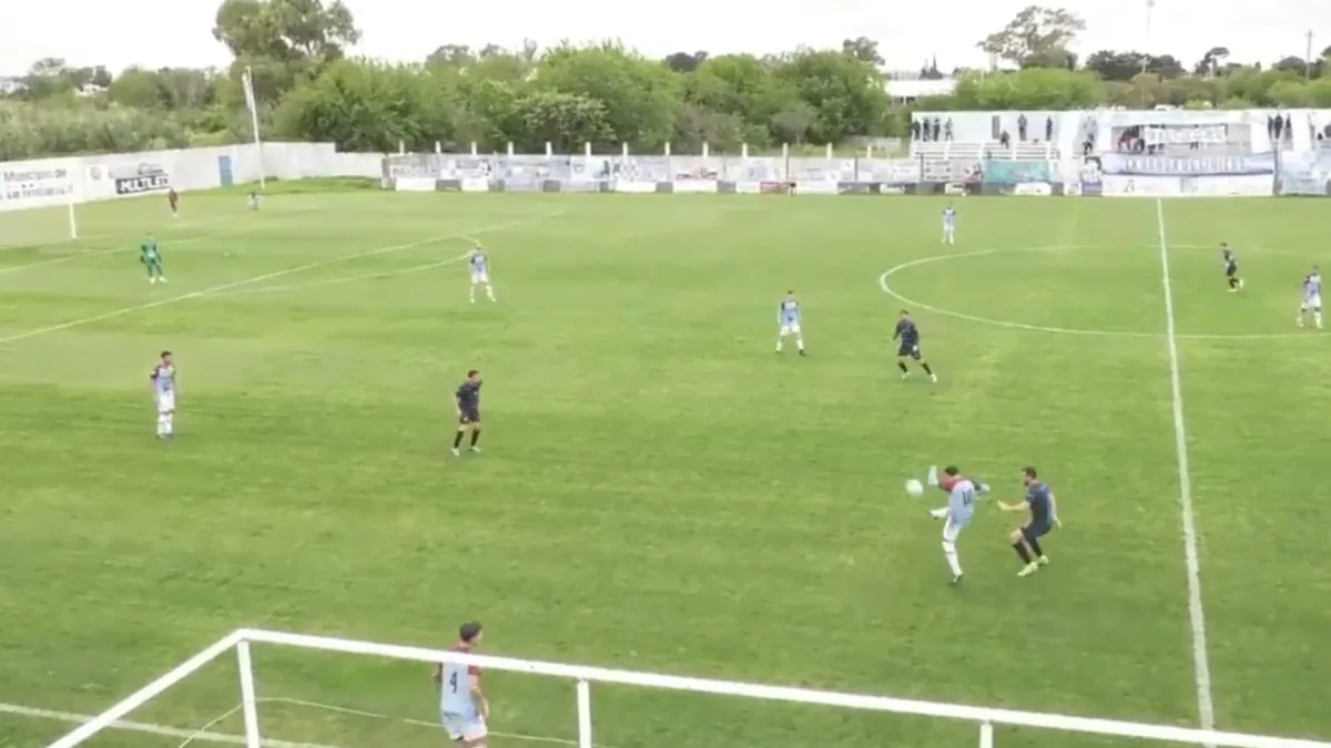 Hizo un extraño gol en contra desde mitad de cancha y su equipo quedó a un paso del descenso a la Primera C