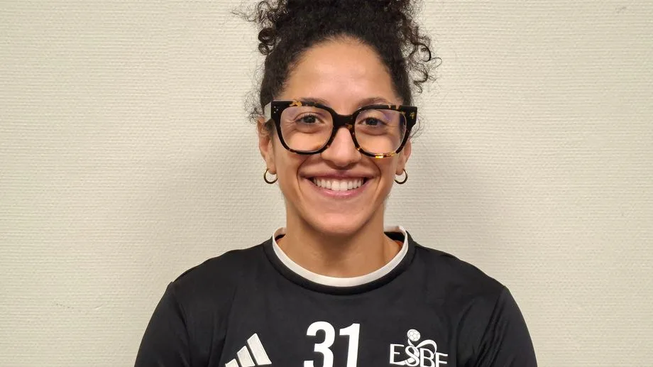 Sabrina Zazaï-Özil, la handballeuse de Besançon qui performe aussi sur les réseaux sociaux