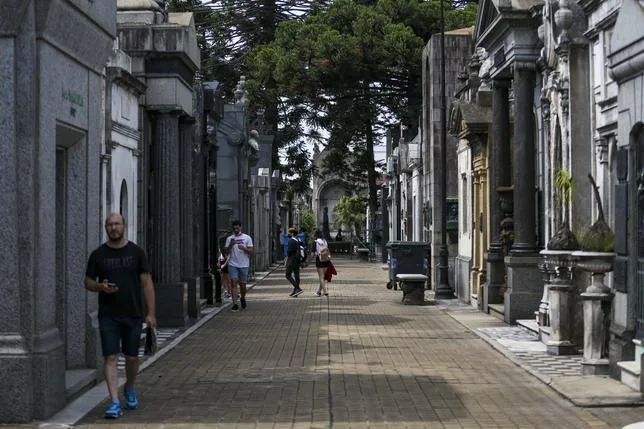Dans un cimetière de Buenos Aires, un ancien tombeau transformé en boutique