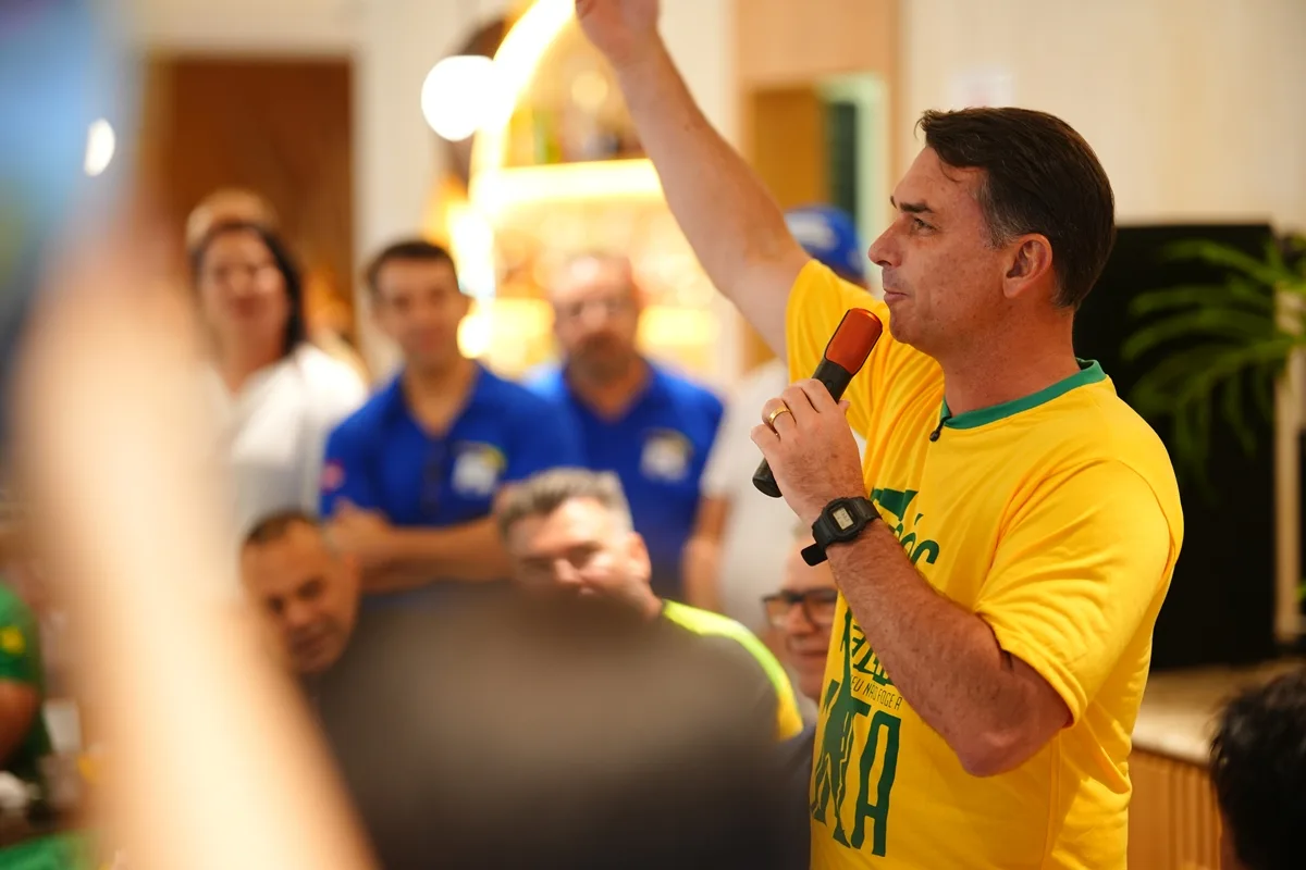"Lula passou a mão na cabeça de Moraes", diz Flávio em ato no Recife
