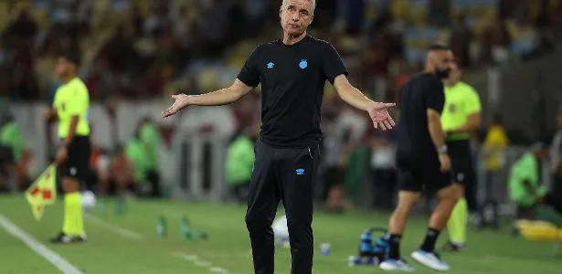 Grêmio se acerta com Luís Castro e reduz multa rescisória em R$ 25 milhões