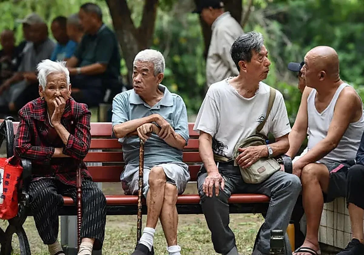 Un chino explica por qué es raro encontrarse personas mayores de su país por España: «Es gente que ya...»