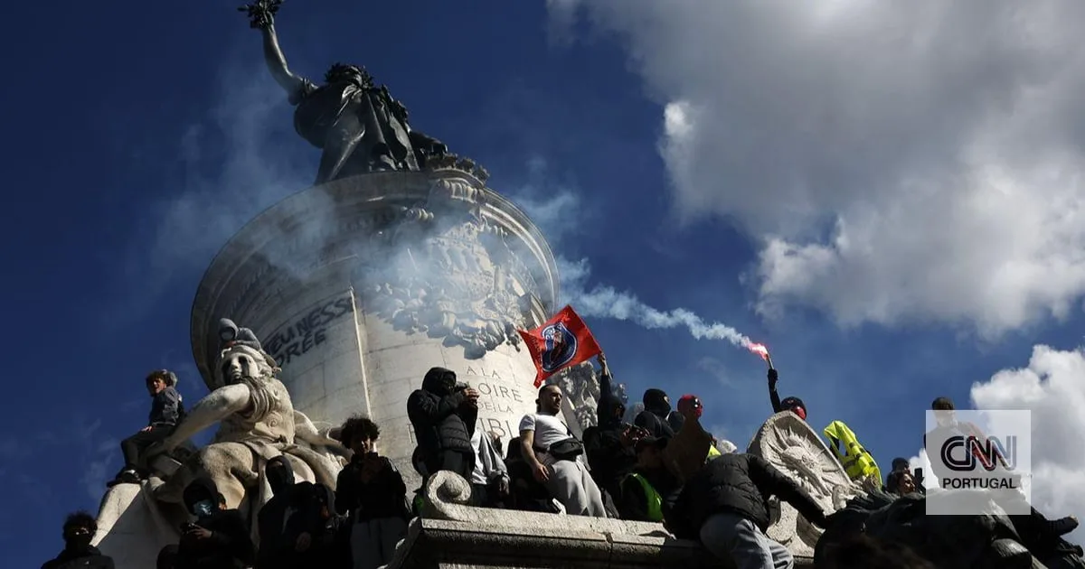 Quatrocentos detidos e centenas de milhares nas ruas de França. Macron promete castigos, Mélenchon acusa a polícia e primeiro-ministro avisa: “Não nos deixaremos intimidar”