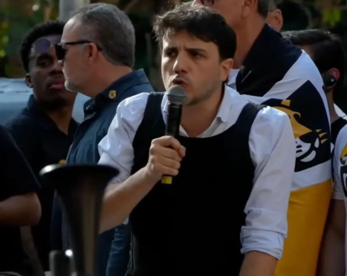 Renan Santos inicia campanha com colete à prova de balas e ataques a Lula e Flávio