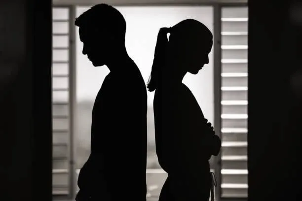 Se divorciaron y él deberá pagarle una renta mensual durante seis años por la postergación de su carrera profesional
