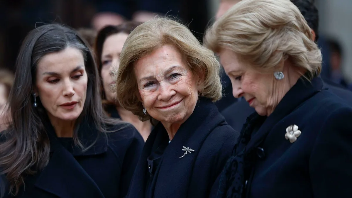 La reina Sofía y el final del verano: con las infantas Elena y Cristina, en Grecia para el 80 cumpleaños de la reina Ana María