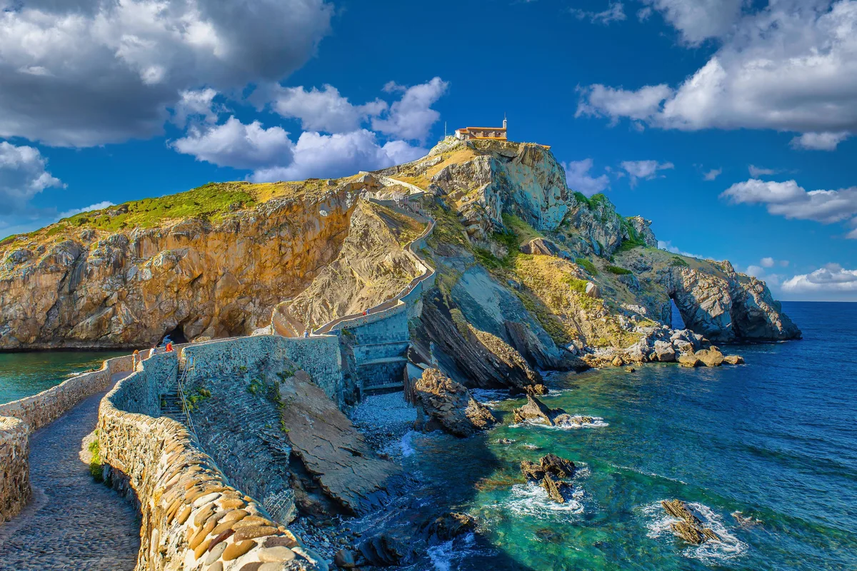 El golfo de Vizcaya que es considerado una fortaleza de piedra contra el oleaje: tiene 241 escalones y es parte de Juego de Tronos
