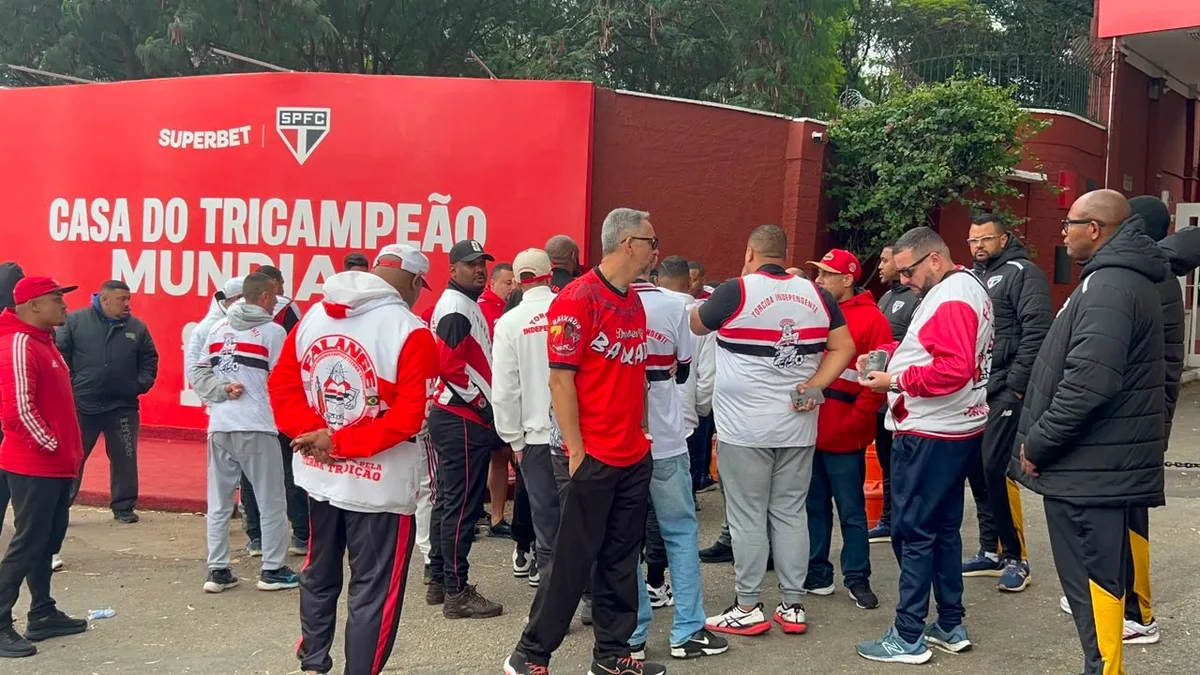 Membros de torcidas organizadas do São Paulo se reúnem com elenco e diretoria no CT