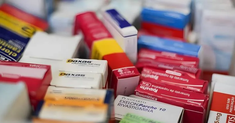 Oferta de medicamentos a idosos limitada a genéricos