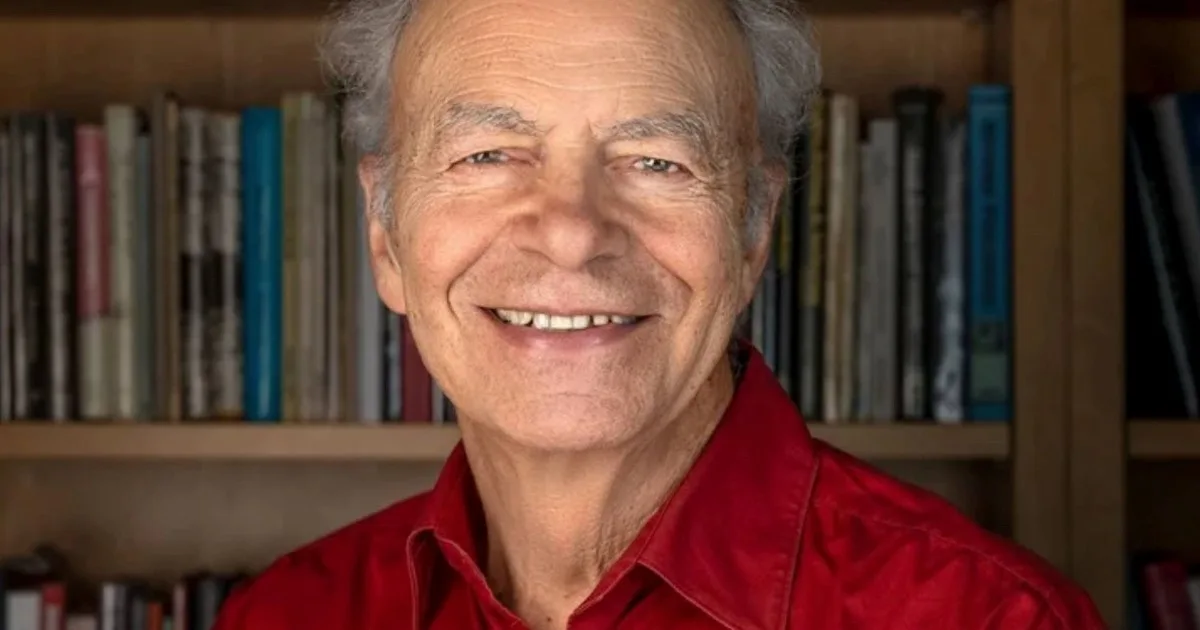 Peter Singer, filósofo australiano, lo advirtió a sus 64 años: "La felicidad se amplía cuando nos preocupamos por los demás y actuamos éticamente"